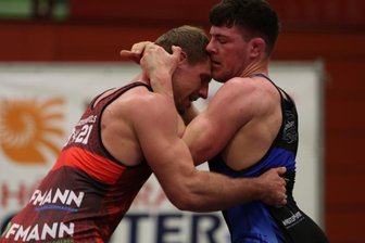 Germania-Plan: Mit Zuschauern und Neuzugang ins Viertelfinale - Erik Löser (rechts) gegen den Lichtenfelser Hannes Wagner. Beim 17:17 in Franken hatte der Neue im Team der Markneukirchener das Nachsehen.