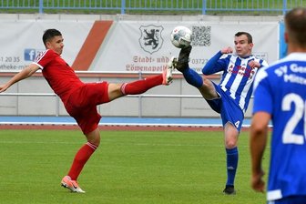 Germania rutscht in den Keller - Erneut unterlegen: Die Mittweidaer Fußballer, hier mit Abwehrspieler Christian Kuhl (r.), kommen in der Landesliga einfach nicht in die Gänge. Die 0:1-Heimniederlage gegen Schlusslicht Motor Wilsdruff war bereits die vierte Pleite im fünften Saisonspiel.