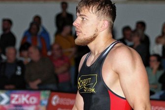 Germania schlägt sich wacker bei Wacker - In der bisherigen Saison war Patryk Dublinowski ein Fels in der Brandung, gegen Burghausens Eduard Tatarinov kam der AVG-Mittelgewichtler nicht zurecht und unterlag mit 0:5.