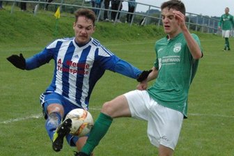 Germania siegt im Dauerregen - Hart umkämpft war die Partie zwischen dem SV Lichtenberg, hier mit Johann Lange (r.). Doch am Ende entführten die Mittweidaer Kicker mit Christian Schmidt die drei Punkte aus dem Erzgebirge. 