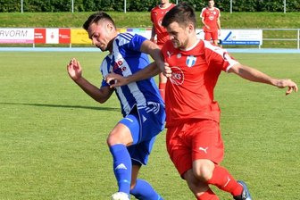 Germania steht vor hoher Hürde - Felix Ebert (l.) und seine Mannschaftskollegen von Germania Mittweida gastieren diesen Samstag beim Großenhainer FV. Dort wird es mit einem Punktgewinn allerdings schwierig.