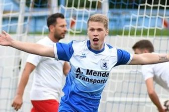 Germania stellt die Bayern in den Schatten - Viel Grund zum Jubel: Nick Goeschel traf in der kurzen Saison der Mittelsachsenliga fünfmal für den SV Germania II und war mit dem Rochlitzer Christoph Eckart bester Torjäger der Liga.