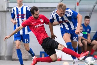 Germania stolpert erneut - Erneut ausgebremst: Die Mittweidaer Fußballer, hier mit Neuzugang Josias Günnel (r.) und Philipp Krasselt, müssen weiter auf den ersten Punktgewinn in der Sachsenliga warten.