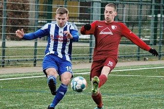 Germania tauscht Heimrecht - Dieses Derby-Duell zwischen dem Mittweidaer Toni Hahn (l.) und Robin Klinner (r.) vom TSV Flöha wird es in der kommenden Saison nicht mehr geben. Dafür geht es in Zukunft gegen Altmittweida heiß her.