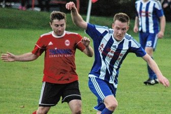 Germania verschafft sich Luft - Nur kurz gestolpert: Kevin Frieden (r.) stand am Sonntag beim Gastspiel in Langenau wieder in der Startelf. Am Ende drehte seine Mannschaft einen Rückstand und fuhr einen ganz wichtigen Sieg im Abstiegskampf ein.