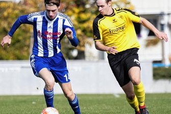 Germania verspielt Derby - Hans Weinert (l.), hier im Duell gegen Kevin Seifert (r.), stand bei der Germania in der Startelf und machte seine Sache gut.