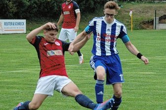 Germania vor hoher Hürde - Im Hinspiel in Hausdorf zeigten die Germania-Kicker, hier mit Luca Wende (r.), eine starke Leistung, blieben aber ohne Punkte. 
