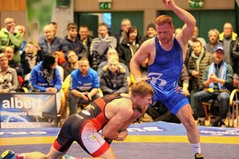 Germania will die Großen ärgern - Patryk Dublinowski (rotes Trikot), hier beim Sieg über den Greizer Martin Obst, bleibt auch in der kommenden Saison ein Germane - und das im wahrsten Sinne des Wortes, denn er hat auch einen deutschen Pass und fällt damit nicht ins Ausländerkontingent.