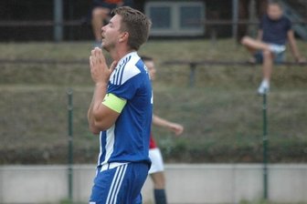 Germania will im Derby nachlegen - Zum Kapitän gewählt: Philipp Rauthe wird die Mittweidaer, wie hier beim Spiel in Hausdorf, in dieser Saison aufs Feld führen. Im Derby beim SV Lichtenberg erwartet seine Mannschaft ein heißer Tanz.