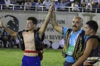 Germania-Zugang begeistert 5000 Fans - Markneukirchens Neuzugang Mehmet Yüce (links) gewann bei der WM der ABA-Ringer in der Türkei vor 5000 begeisterten Zuschauern die Bronzemedaille.