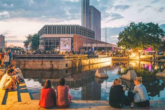 Germany Travel Mart: Wie kann Chemnitz Touristen begeistern? Mit Herzlichkeit! - Wie schön ist Chemnitz? Und wie gut kann sie diese Schönheit - hier der Stadthallenpark - auf dem Tourismusmarkt verkaufen?