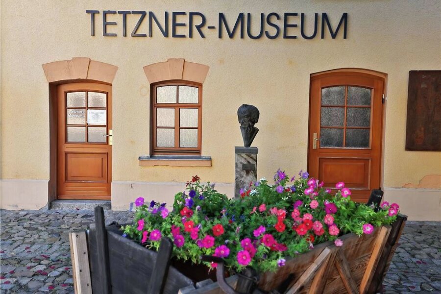 Gersdorf: Aufregung um verschwundene Tetzner-Büste - Die Tetzner-Plastik steht momentan nicht mehr auf ihrem angestammten Platz vor dem Museum. 