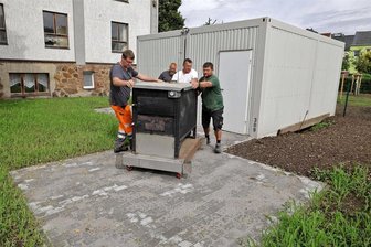 Gersdorf: „Die Mehlsäcke“ backen künftig an der Turnhalle - Der Holzbackofen der „Mehlsäcke“ wurde zum neuen Vereinssitz auf der Turnerstraße transportiert.