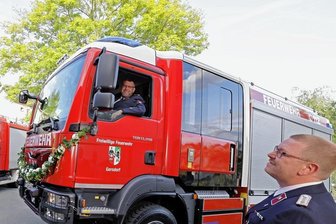 Gersdorf: Ein neues Schmuckstück im Fuhrpark der Feuerwehr - Ein neues Feuerwehrauto wurde in Gersdorf übergeben. Mario Legis und sein Bruder André, Wehrleiter der Freiwilligen Feuerwehr Gersdorf im Fahrzeug, sind darauf sehr stolz.