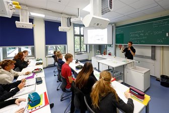 Gersdorf: Eine besondere Oberschule hat derzeit keinen Lehrermangel - auch wegen des guten Miteinanders - Marcus Gehlert unterrichtet in der Evangelischen Oberschule in Gersdorf in den Fächern Chemie und Mathematik. Die Schule und die Schüler haben ihn überzeugt.
