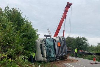 Gersdorf: Sprengstoff-Lkw abgeschleppt - Bundesstraße wieder offen -