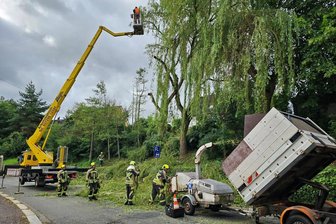 Gersdorf: Straßensperrung wegen Sturmschäden - Wegen der Sicherungsarbeiten musste die Hauptstraße in Gersdorf für fünf Stunden gesperrt werden.