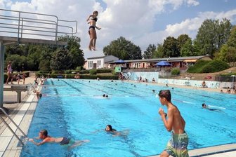 Gersdorf vertagt Entscheidung zu neuem Tourismusverband - Touristisch kann die Gemeinde am Hegebach unter anderem mit ihrem Sommerbad punkten. 