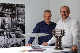 Gersdorf: Was hat die Metallbaufirma Maltitz mit Konrad Adenauer zu tun? - Frank und Dirk Maltitz (von links) führen die Gersdorfer Metallbaufirma Maltitz in vierter Generation. Gefertigt werden im Unternehmen neben Geländern, Treppen- und Fassadenkonstruktionen auch Kunstobjekte, so wie diese Arbeiten des Malers und Bildhauers Roy Reinhard.