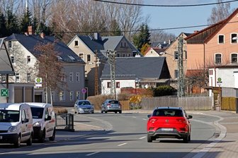 Gersdorf will Verluste senken: Neue Wasserleitung bringt mehr Druck ins Oberdorf - Ab Mai rollen auf der Hauptstraße im oberen Bereich von Gersdorf keine Pkw mehr, sondern Bagger. Für die Erneuerung der alten Wasserleitung muss die Hauptverkehrsader des Dorfes voll gesperrt werden.