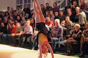 Gersdorfer begeistern in voller Halle - Erst steht die Turnerin kopf, dann die Halle. 70 Aktive zeigten am Samstag in Gersdorf ein abwechslungsreiches und unterhaltsames Programm.