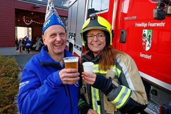 Antje Naumann von der Feuerwehr mit Faschingschef René Trieb.