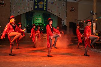 Gersdorfer Faschingsklub: Warum die Narren vom FKK zum GFK wechseln mussten - Vor 40 Jahren wurde der Gersdorfer Faschingsklub gegründet. Die Tänzerinnen der Garde (hier bei einem Auftritt 2010) gehören fest zum Programm.