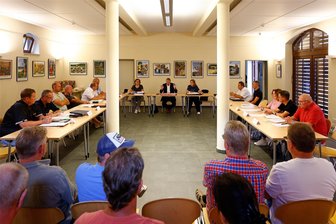 Gersdorfer Gemeinderat wählt Gegenkandidat zum Stellvertreter des Bürgermeisters - In Gersdorf tagt der Gemeinderat im Saal der Hessenmühle. Hier werden derzeit auch Karikaturen von Veit Schenderlein ausgestellt.