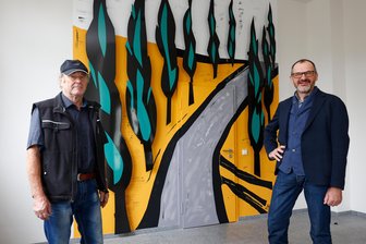 Gersdorfer Künstler weiht am Samstag Skulptur in Hohndorf ein - Im vergangenen Jahr hatte Ulrich Berthold (links) dieses Kunstwerk in Hohndorf installiert. Am Samstag folgt ein zweites.