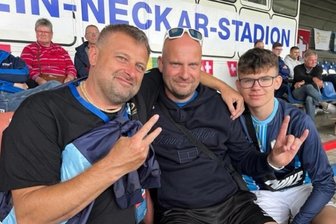Gersdorfer lebt Faustball-Leidenschaft bei Weltmeisterschaft aus - Mike Braune (Mitte) aus Gersdorf mit seinem Sohn Matteo und dem argentinischen Nationaltrainer Jochen Inderwies bei der Faustball-WM in Mannheim.
