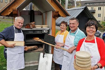 Gersdorfer Mehlsäcke: Brot backen in historischem Ofen - Andreas Dörfel, Christine Vogl, Michael und Gabriele Hauck (von links) vor dem historischen Backofen der Mehlsäcke.