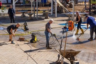 Gersdorfer packen an beim Arbeitseinsatz im Freibad - Viele Hände packten mit an. Große Teile des Badgeländes konnten am Sonnabend gereinigt werden.