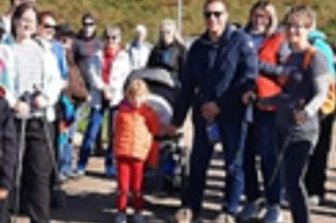 Gersdorfer Schwimmer gehen fremd - Eine Gruppe der Schwimmabteilung der SSV Blau-Weiß kam auf ihrer Tour an der Hochwasserschutzanlage in Oberlungwitz vorbei.