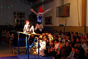 Gersdorfer Weihnachtsschauturnen: Halle platzt aus allen Nähten - Auch einige dynamische Weihnachtswichtel durften beim Gersdorfer Weihnachtsturnen nicht fehlen.