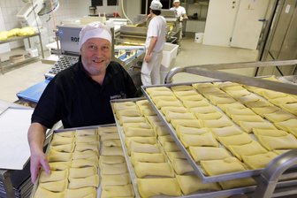 Gersdorfer Wickelklöße: Eine regionale Spezialität fürs ganze Jahr - Seniorchef Andreas Bauerfeind ist 1998 in die Wickelkloß-Produktion eingestiegen. Inzwischen hat er die Geschäfte an die nächste Generation übergeben. Mitsamt dem Geheimrezept für die Wickelklöße.