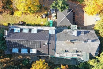 Gert-Fröbe-Haus: Rekordspende ermöglicht Solaranlage für Zwickauer Kinderheim - An der Südseite des Gert-Fröbe-Hauses ist bereits die erste Hälfte des Daches mit Solarmodulen ausgestattet.