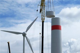 Gerücht macht die Runde: Bleibt der Heinsdorfer Windrad-Dino doch stehen? - Das neue Wahrzeichen des Industriegebiets an der A 72 wächst rasant. Im Hintergrund die 20 Jahre alte und deutlich kleinere Anlage, für deren Weiterbetrieb es offenbar Interessenten gibt.