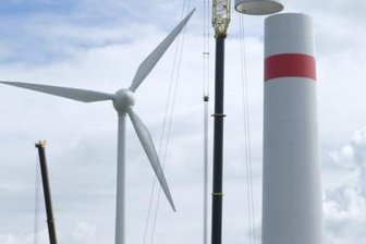 Gerücht macht die Runde: Bleibt der Windrad-Dino doch stehen? - Das neue Wahrzeichen des Industriegebiets an der A 72 wächst rasant. Im Hintergrund die 20 Jahre alte und deutlich kleinere Anlage, für deren Weiterbetrieb es offenbar Interessenten gibt.