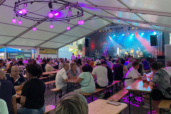 Gerüchte beim Altstadtfest Mittweida: Welche stimmen und welche nicht? - Am Samstag stand Partypolice auf der Bühne im großen Festzelt beim Altstadtfest.