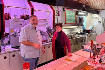 Gerüchte bestätigt: Post zieht in den geschlossenen Penny-Markt in Werdau - Stefan Müller-Hipper, Chef der gleichnamigen Fleischerei-Filiale in Langenhessen, und Mitarbeiterin Elke Wagner, müssen wegen der Schließung zum Jahresende derzeit viele Fragen der Kunden beantworten.