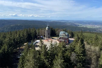 Gerüchte: Schließt das Auersberg-Haus im Erzgebirge? Eigentümer Peter Simmel spricht Klartext - Blick auf das Auersbergplateau mit dem Gasthof.