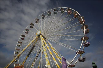 Gerüchte um Messerangriff auf Zwickauer Volksfest: Was wirklich passiert ist - Nahe des Zwickauer Herbstvolksfestes hat es am Samstag eine Auseinandersetzung gegeben.