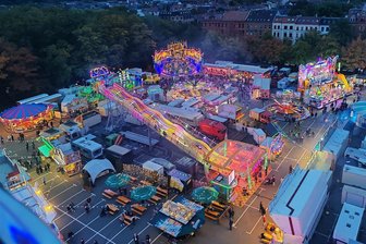 Gerüchte um Messerattacke auf Zwickauer Herbstrummel - Blick vom Riesenrad: Der Herbstrummel auf dem Platz der Völkerfreundschaft leuchtet in der Abenddämmerung.