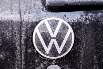Gerüchte um neues 60-Milliarden-Euro-Sparpaket bei Volkswagen - das sagt VW Sachsen dazu - Raureif vom Frost überzieht ein Logo auf einem Volkswagen. Droht ein neuer Sparhammer bei Volkswagen?