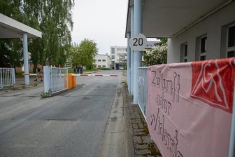 Gerüchte um Plamag-Verkauf in Plauen: "Die Stimmung hier ist gereizt" - Plamag-Haupttor in Plauen: Gewerkschafter haben ein Banner mit der Aufschrift "Zukunft oder Widerstand" angebracht.