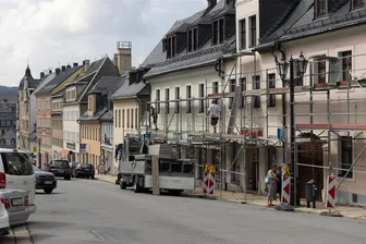 Gerüchte um Rossmann-Wegzug: Annaberger Innenstadt droht weiterer Leerstand - Aktuell erfolgen Fassadenarbeiten an dem Gebäude an der Wolkensteiner Straße. Im Inneren der Rossmann-Filiale hat sich aber lange nichts getan. Die Verkaufsstelle entspreche nicht mehr den Bedürfnissen, so das Unternehmen.