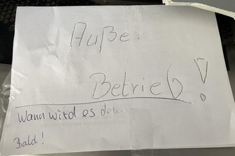 Gerüchteküche brodelt: Geldautomat der Sparkasse in Erzgebirgsort monatelang defekt - Dieser Zettel hing am Freitag am defekten Geldautomat in Hohndorf. Von wem er stammt, ist „Freie Presse“ nicht bekannt.