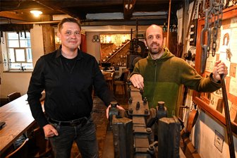 Gerüchteküche in Hainichen brodelt: So geht es mit Schmiedelandhaus und „Apotheke im Park“ weiter - Küchenchef Norbert Hohmann (l.) und der neue Inhaber Marcus Wilsdorf im Schmiedelandhaus in Greifendorf. Das Restaurant im historischen Fachwerkhaus an der B 169 soll unter neuer Leitung erweitert werden.