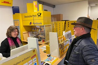 Gerüchteküche um Lengenfelder Post brodelt - was wird, wenn Frau Jähn zumacht? - Vertrautes Bild seit vielen Jahren - Kathrin Jähn im Kundengespräch. Nächstes Jahr schließt die Postagentur an der Lengenfelder Poststraße.