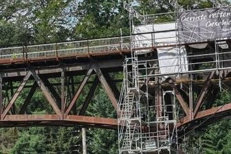 Gerüst am Viadukt in Rabenstein zeigt Mängel - Ein Teil des Gerüsts am Viadukt ist bereits wieder demontiert. Die Konstruktion muss offenbar wegen Statikproblemen neu aufgebaut werden.